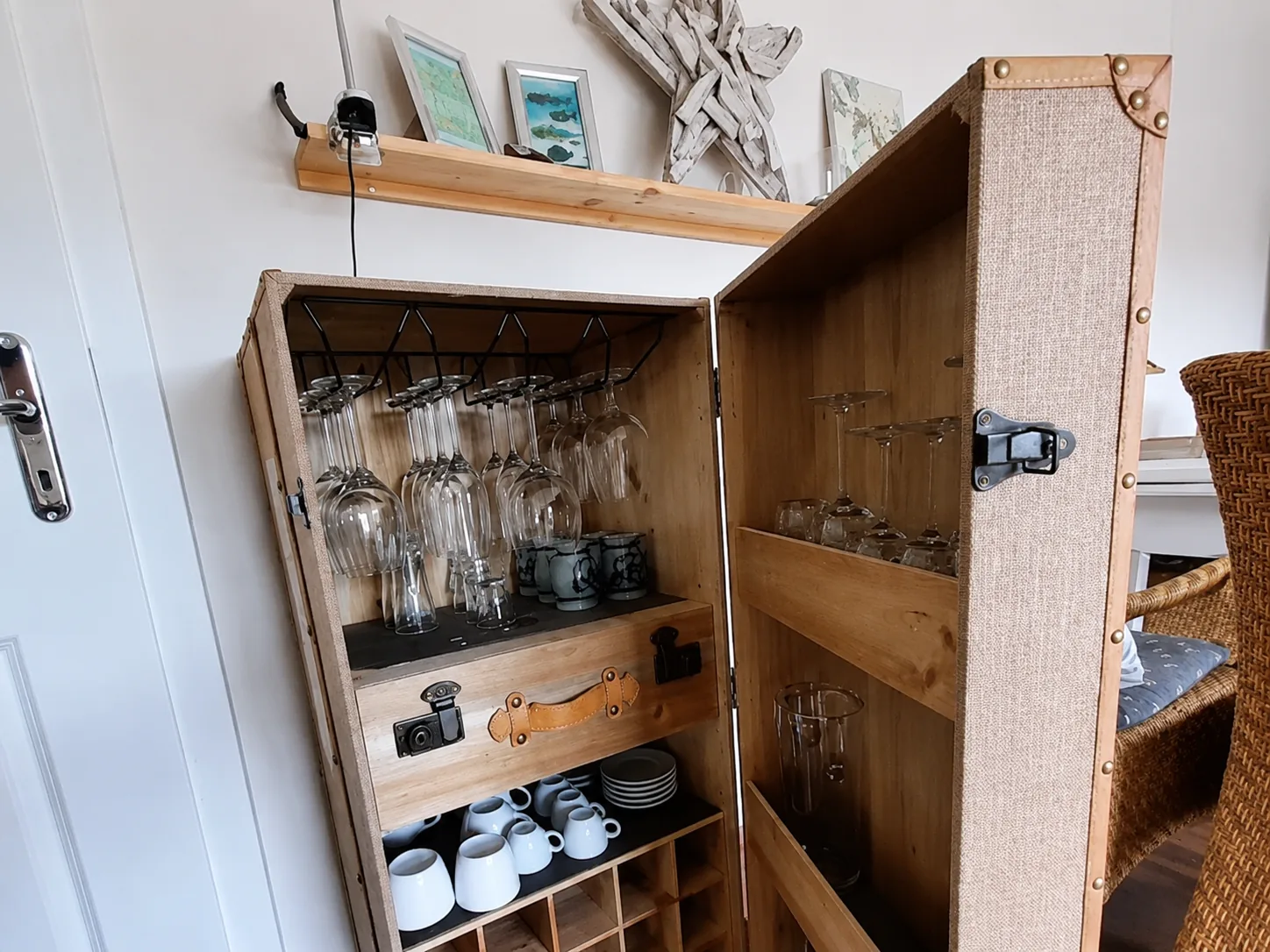 Kleiner Schrank mit Gläsern im Ferienhaus Meernah