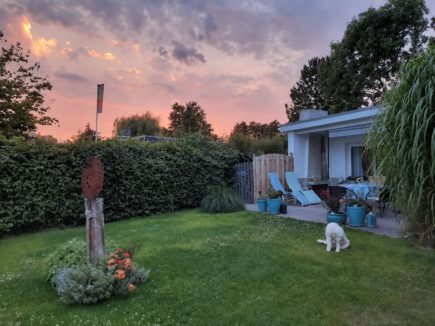 Garten des Ferienhauses Meernah am Abend