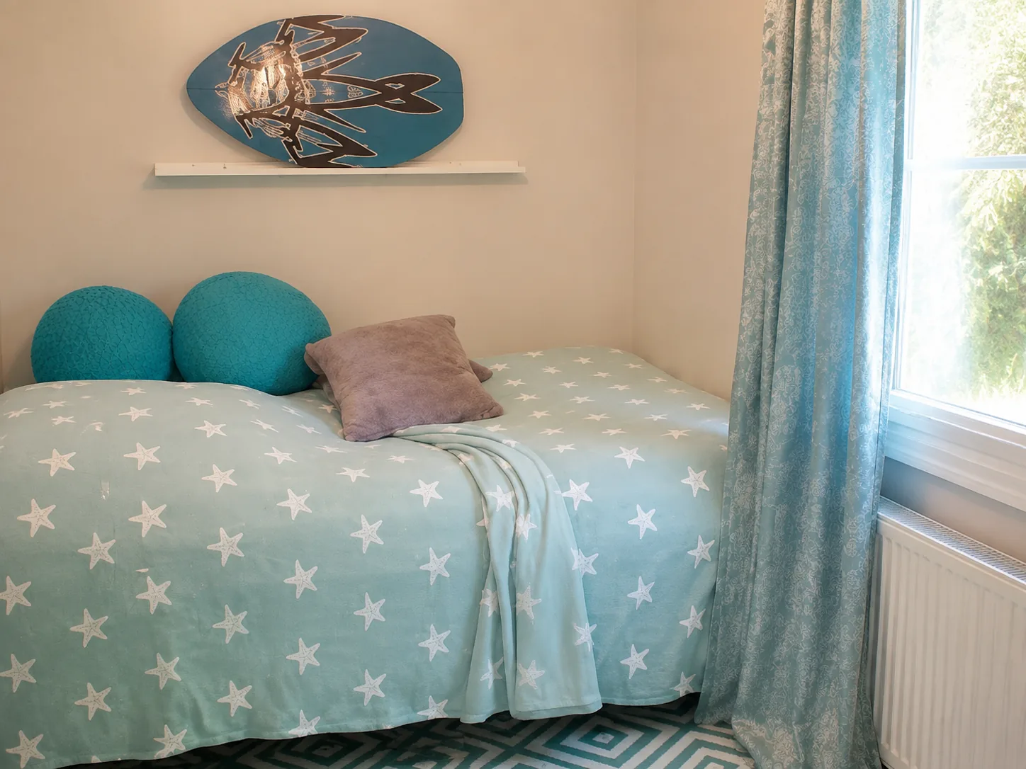 Weiteres Schlafzimmer mit blauem Bett im Ferienhaus Meernah