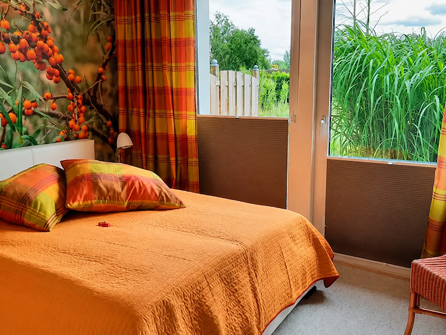 Schlafzimmer mit Doppelbett im Ferienhaus Meernah